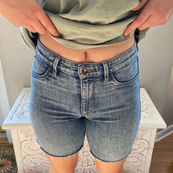 Guess stone washed 1981 skinny cut off shorts - Picture 6 of 7